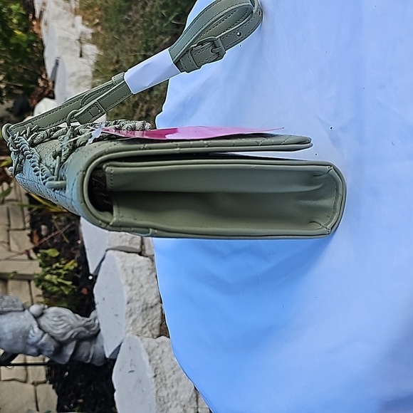 BETSEY JOHNSON QUILTED OLIVE BETSEY JOHNSON CROSSBODY / WALLET W/SWAG CHAIN - Picture 4 of 8